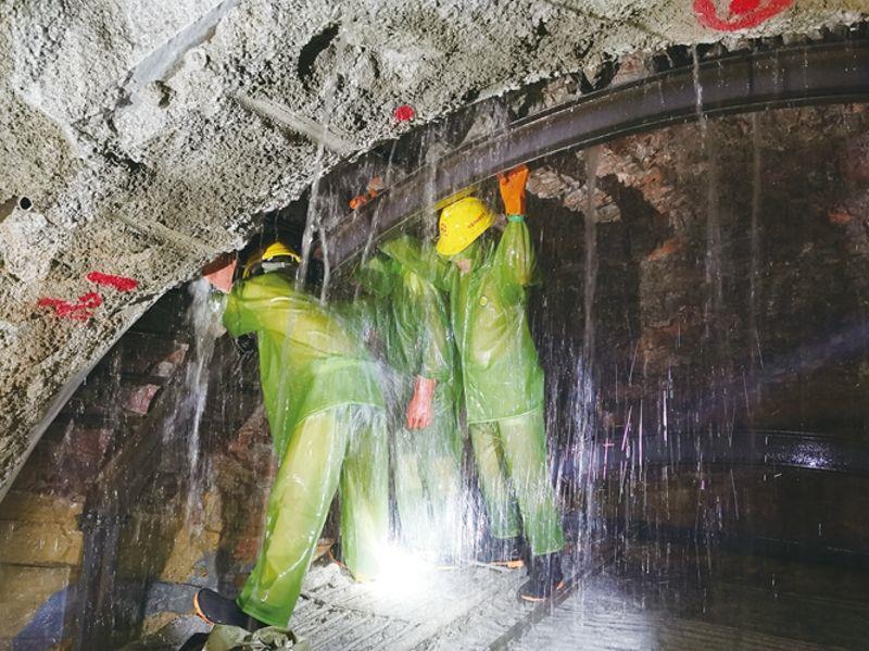中铁隧道局-滇中引水工程面临着地下水难处理的施工难题。图为玉溪1、2标小扑隧洞2#支洞上游掌子面施工