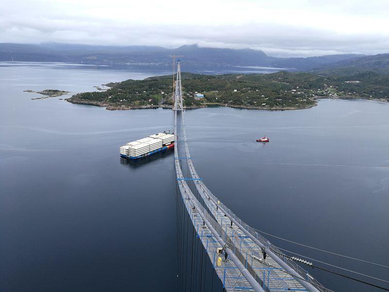 五星红旗在北极圈高高飘扬，挪威哈罗格兰德悬索桥正式通车