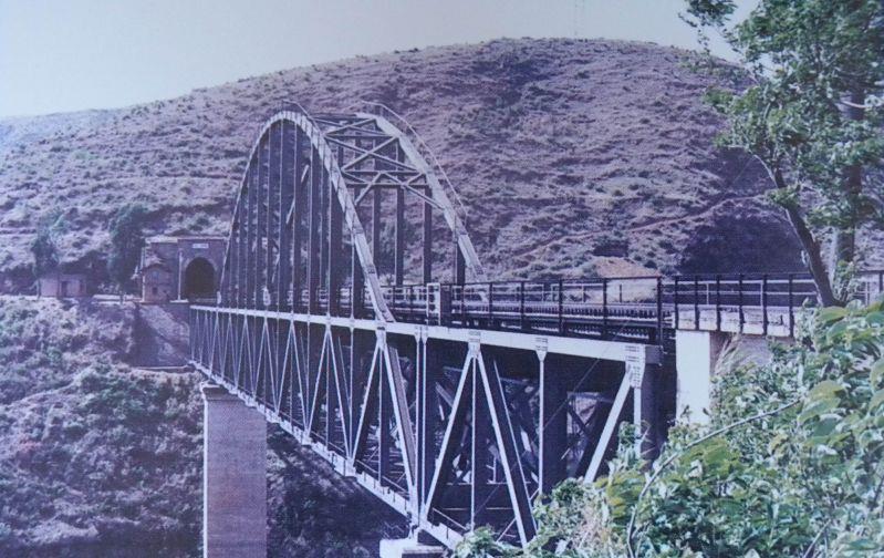 成昆铁路迎水河桥-山桥于1966年制造的我国第一座栓焊钢拱桥