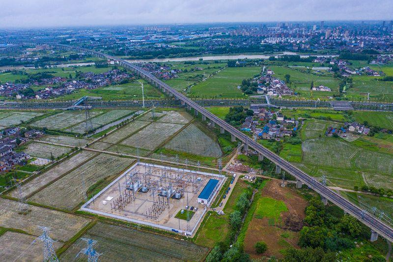中铁武汉电气化局承建的连镇铁路及扬州南牵引变电所