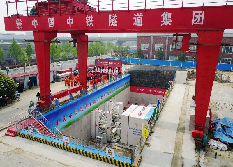 001 中国首个盾构法地下停车场郑州开建 