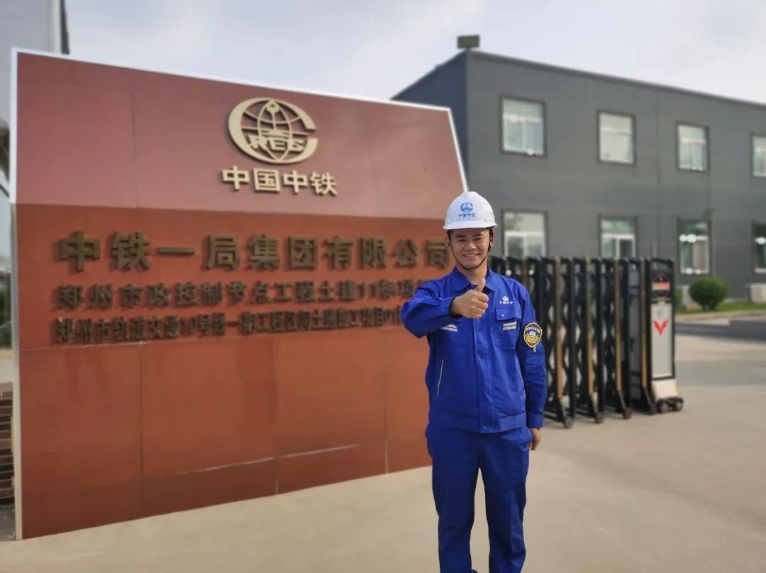 袁格兵在项目门口合影.jpg