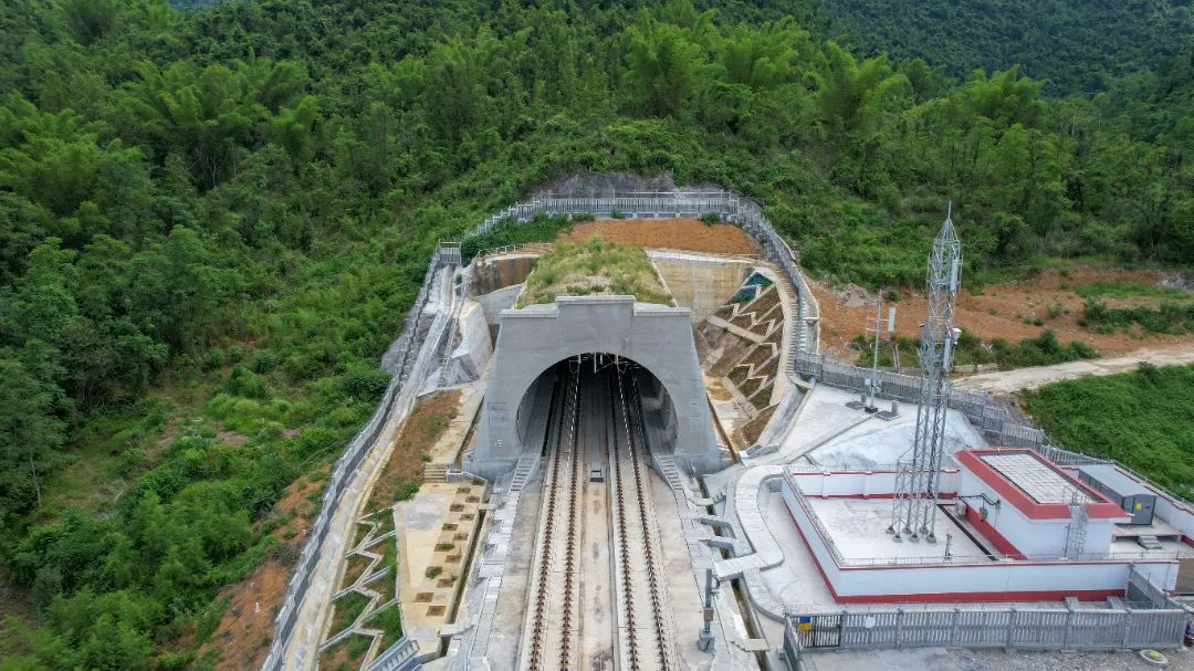 德兴隧道进口(2023.8)1.jpg