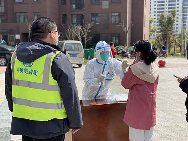 8号线隧道局志愿者协助核酸检测