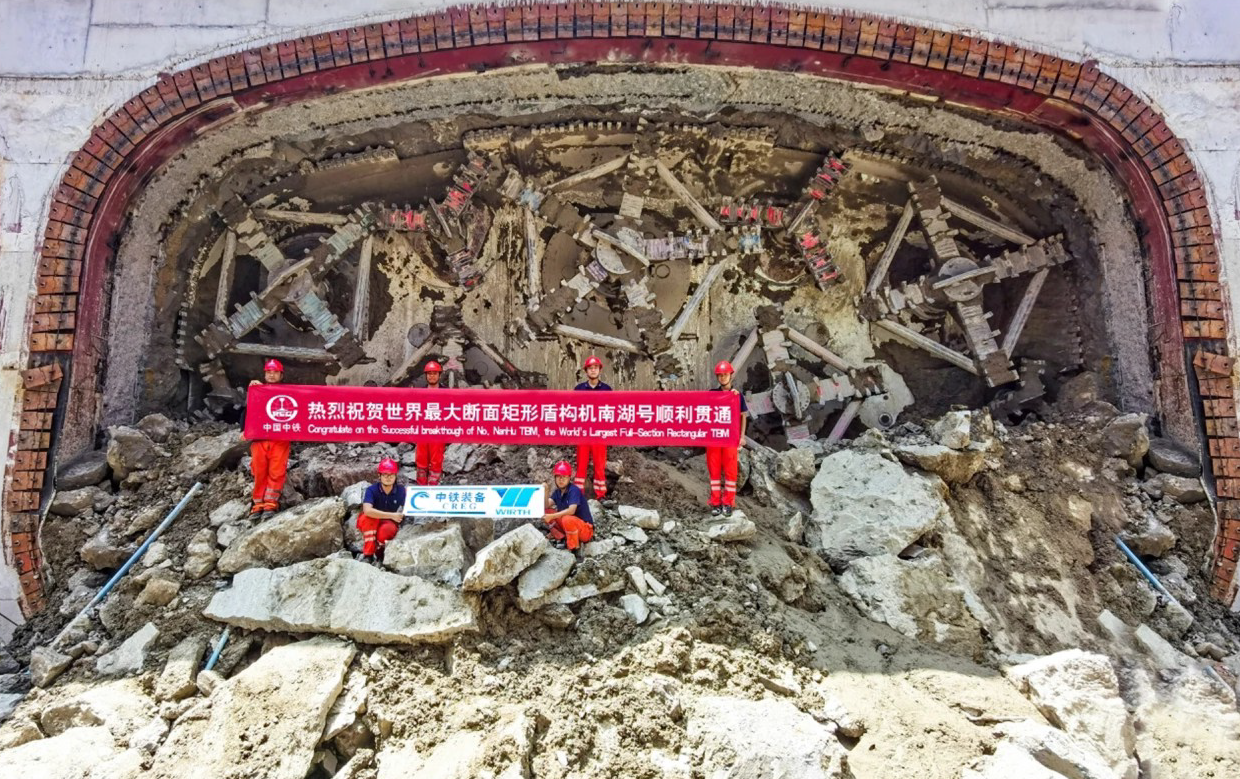 Super‑large Section Tunnel Underpassing Nanhu Avenue in Jiaxing City