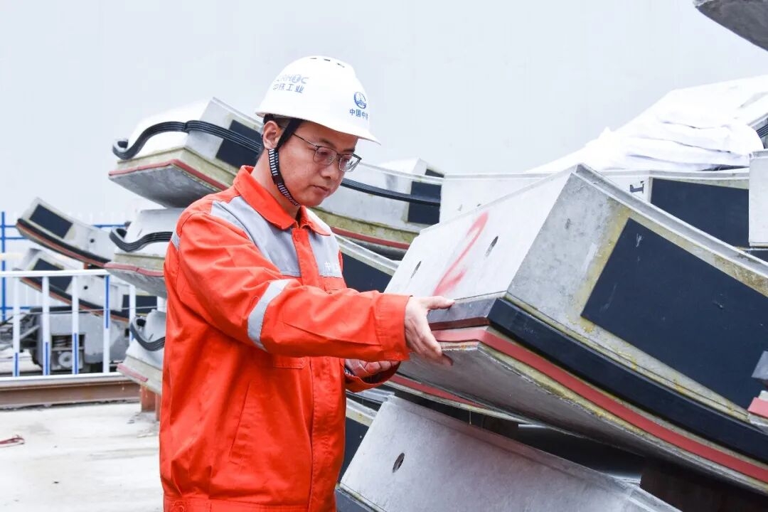 《三峰领航·匠行记》丨吴泽龙：高原隧道双护盾TBM攻坚先锋