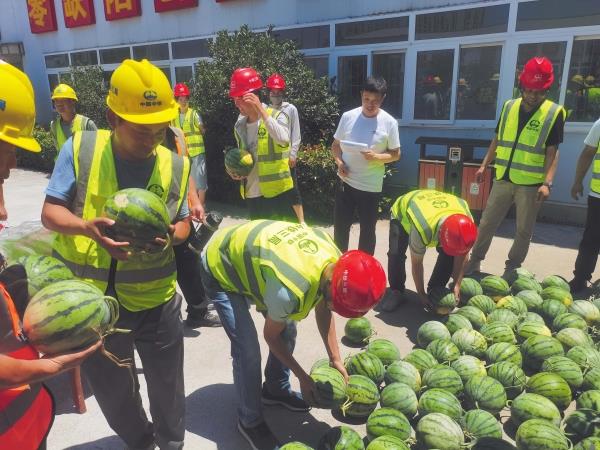 6月15日，中铁三局桥隧公司郑州金水河项目举行“保安全、战高温、促大干”夏日送清凉活动，为奋战在一线的员工送上组织的关怀和问候。张文晋