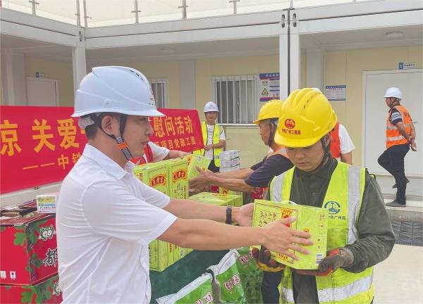6近日，中铁广州局横沥地下空间项目部开展了“夏日送清凉 关爱一线员工”慰问活动，项目部将藿香正气液、板蓝根颗粒、清凉油等防暑药品以及绿豆、西瓜、清凉饮料发放给奋战在施工一线的劳务工人，为大家送上一份夏日“清凉”。李志强 谢佳维