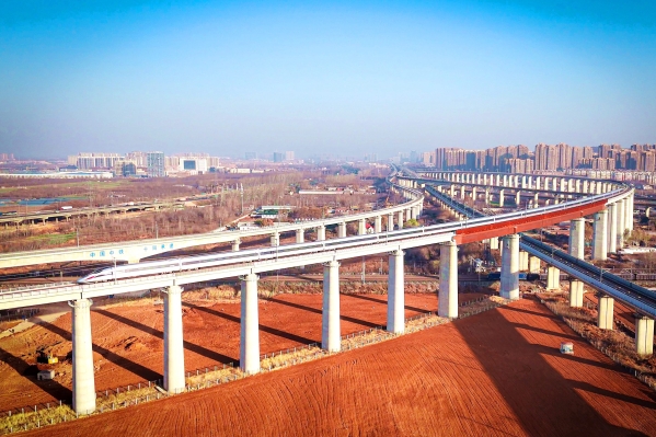 列车驶过济郑高铁跨京沪高铁特大桥1_副本 列车驶过济郑高铁跨京沪高铁特大桥1_副本