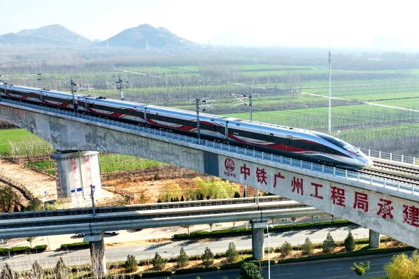 列车驶过济郑高铁跨刘长山路地铁R1线转体连续梁桥_副本 列车驶过济郑高铁跨刘长山路地铁R1线转体连续梁桥_副本