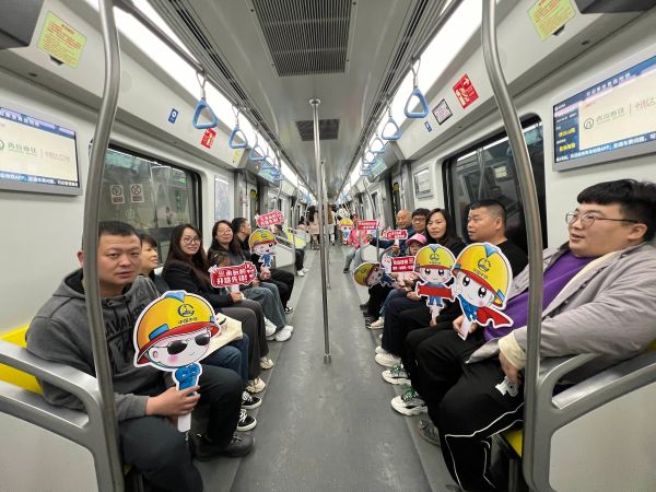 3.中国中铁员工试乘青岛地铁6号线2