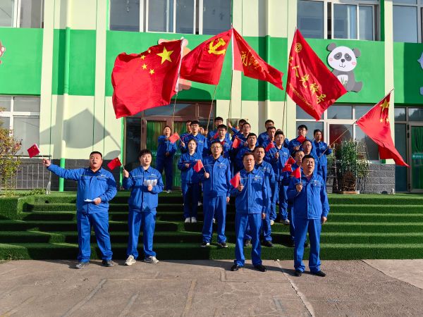 中铁三局天陇项目全体员工歌唱祖国