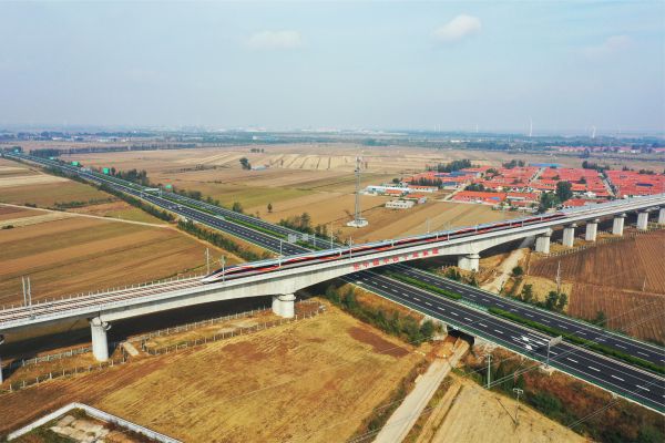 图为潍烟高铁首发列车驶过中铁十局参建的昌平特大桥（航拍：张文亮）