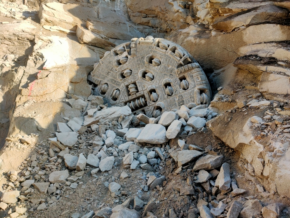 全球首台锂矿专用TBM“龙源号”成功贯通湖南大中赫锂矿项目运输廊道
