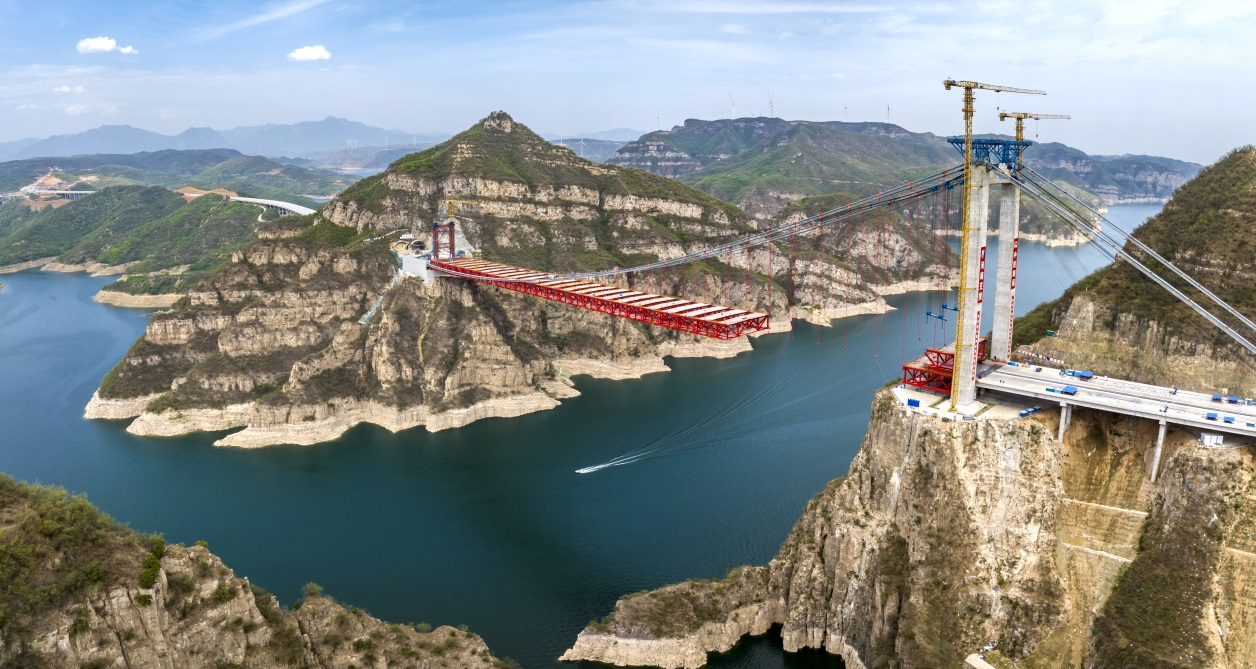 世界首座独塔单跨地锚式回转缆悬索桥——济新黄河大桥钢桁梁吊装完成