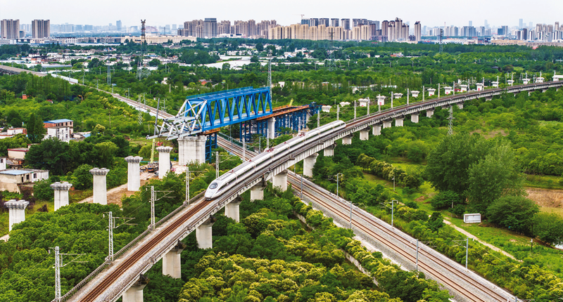 千吨钢桁梁成功跨越沪蓉铁路