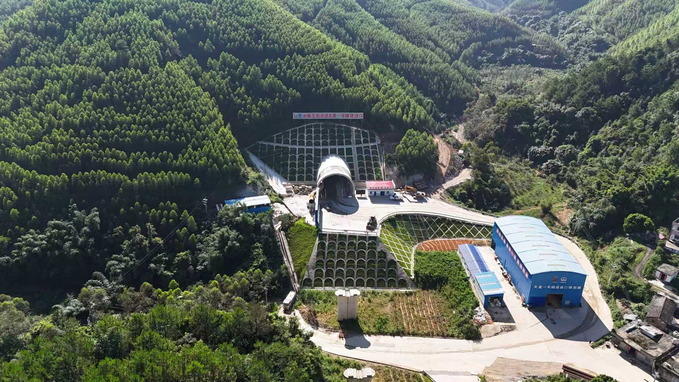 南珠高铁玉岑段隧道全部贯通