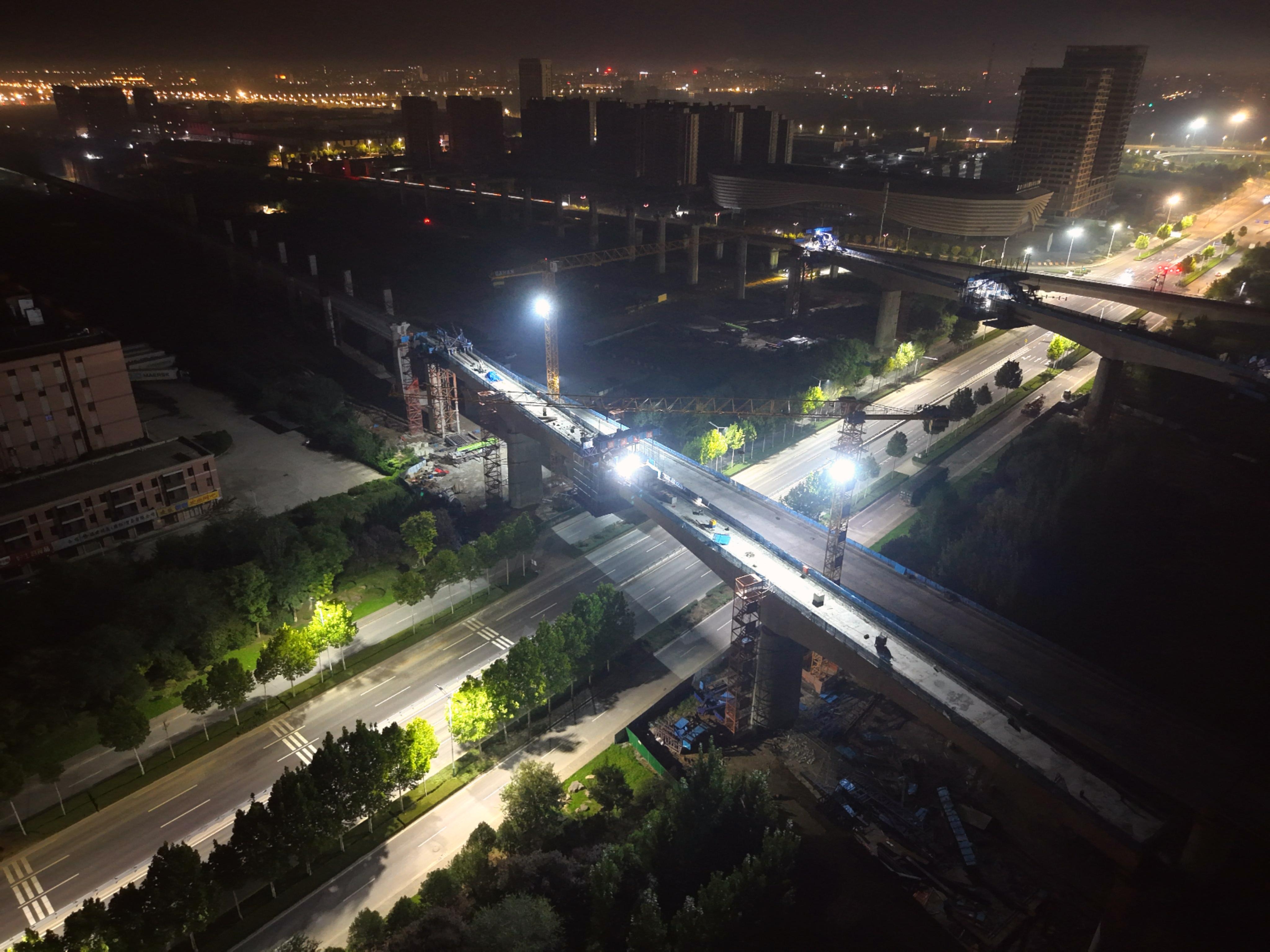 津潍高铁跨北海路连续梁合龙