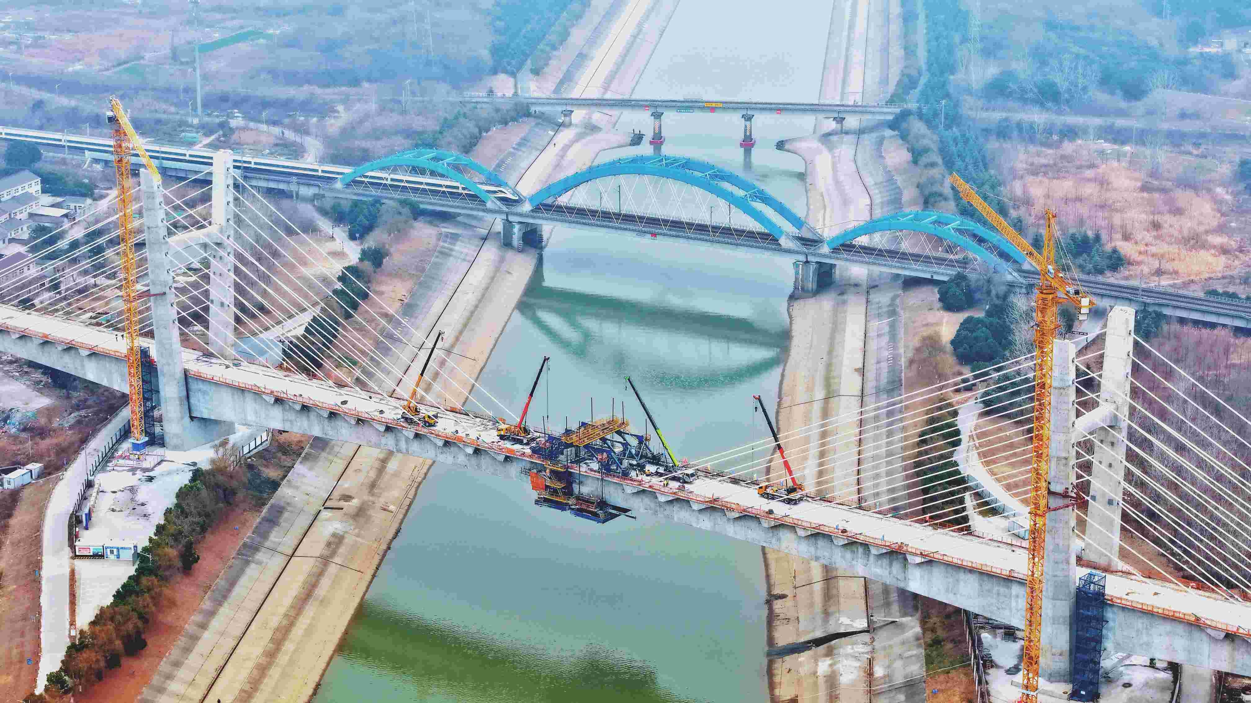 沪宁合高铁六合特大桥跨马汊河斜拉桥合龙