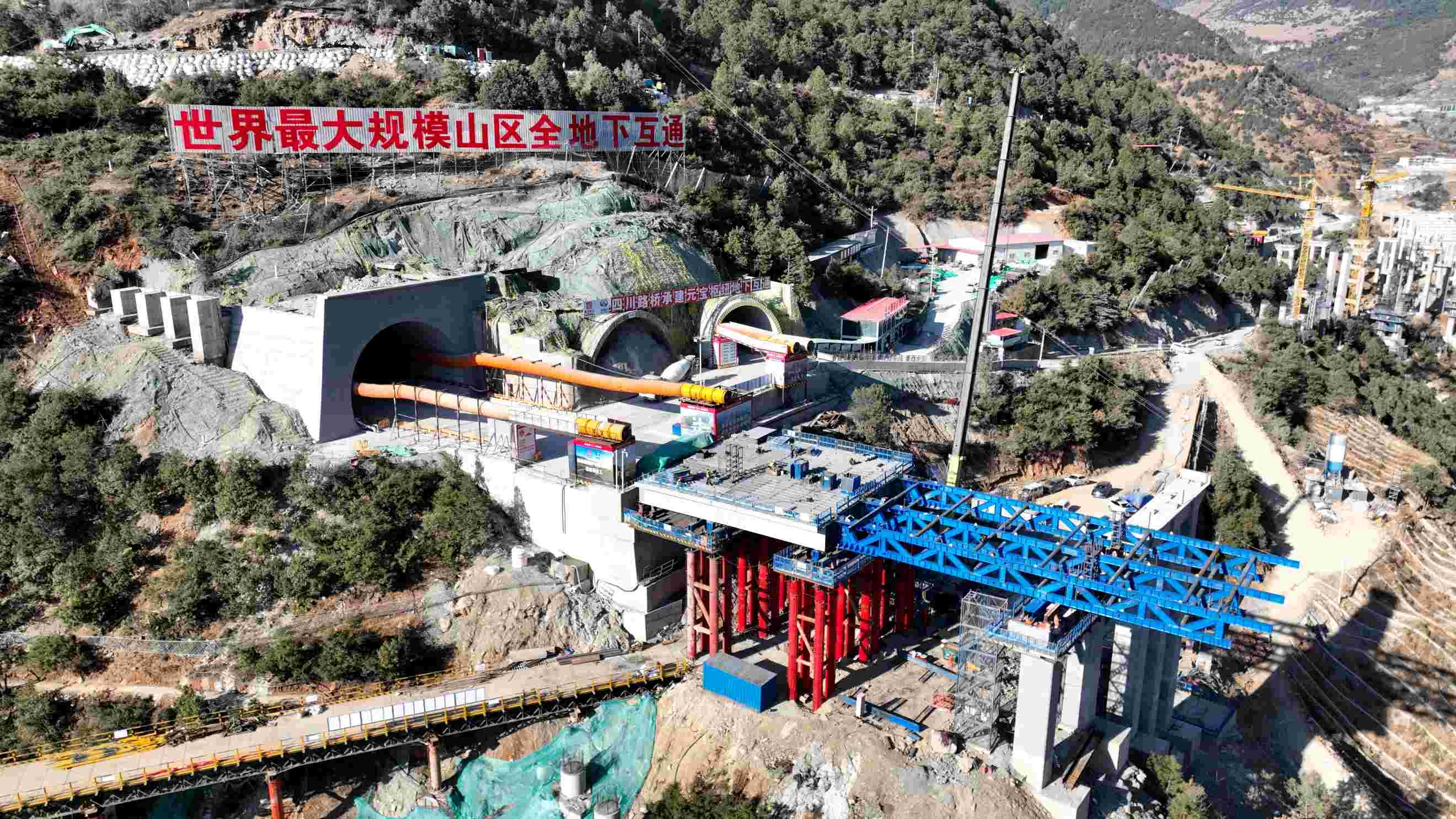 西香高速泸沽湖特大桥引桥首节段顶推就位