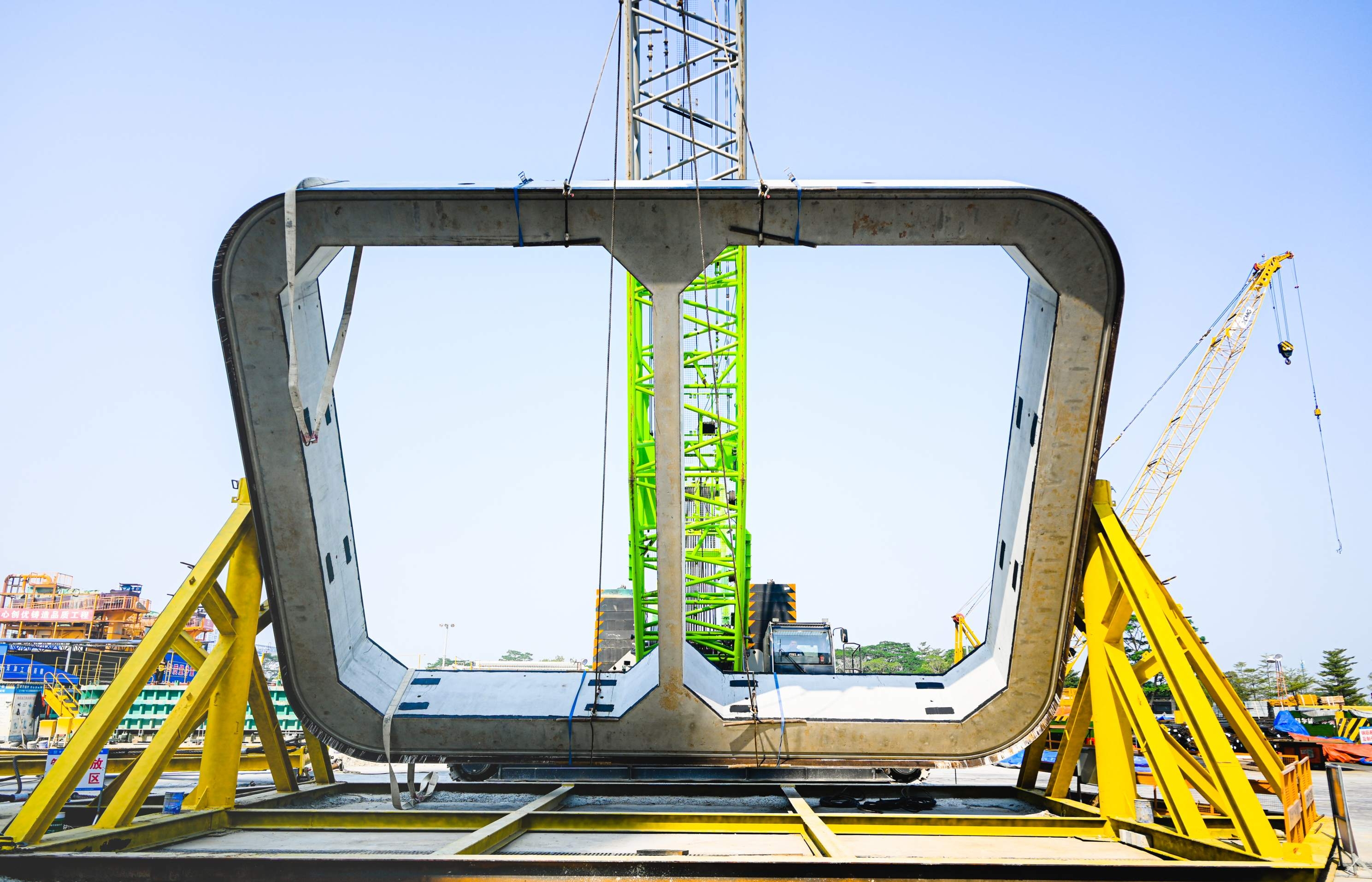 南珠（中）城际香山站超大断面顶管机始发