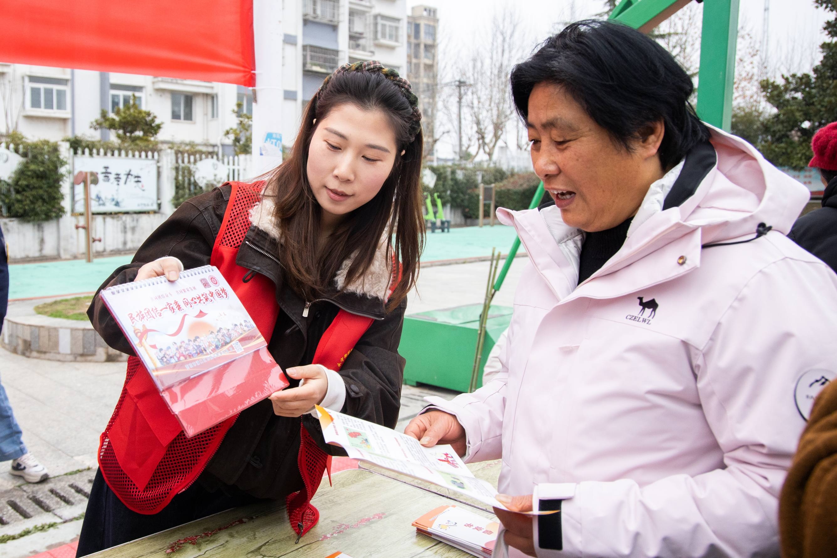 中国中铁各单位积极开展学雷锋纪念日志愿服务活动