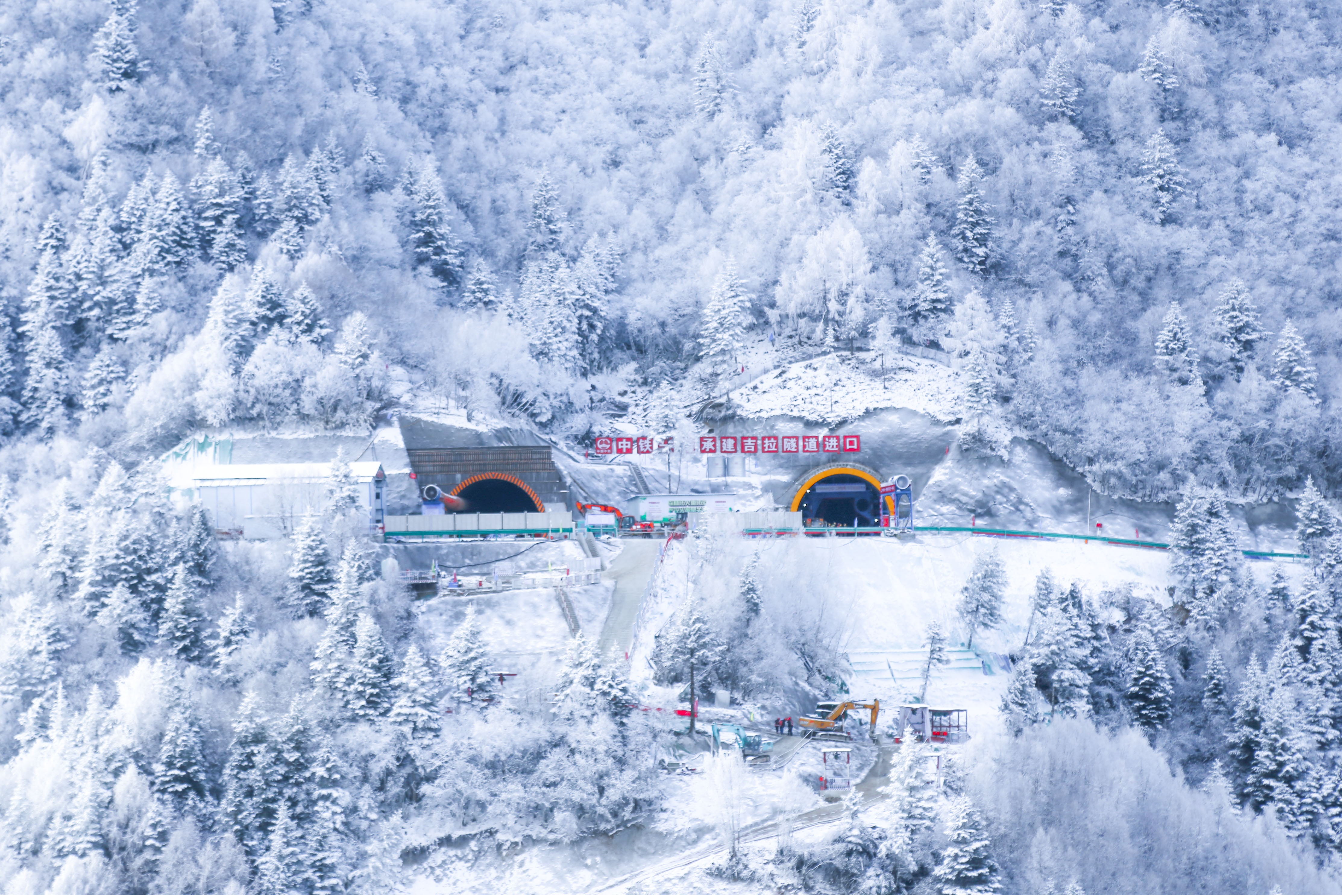 【生命树】天路筑梦 生态为基：中铁一局攻坚康新高原天路建设