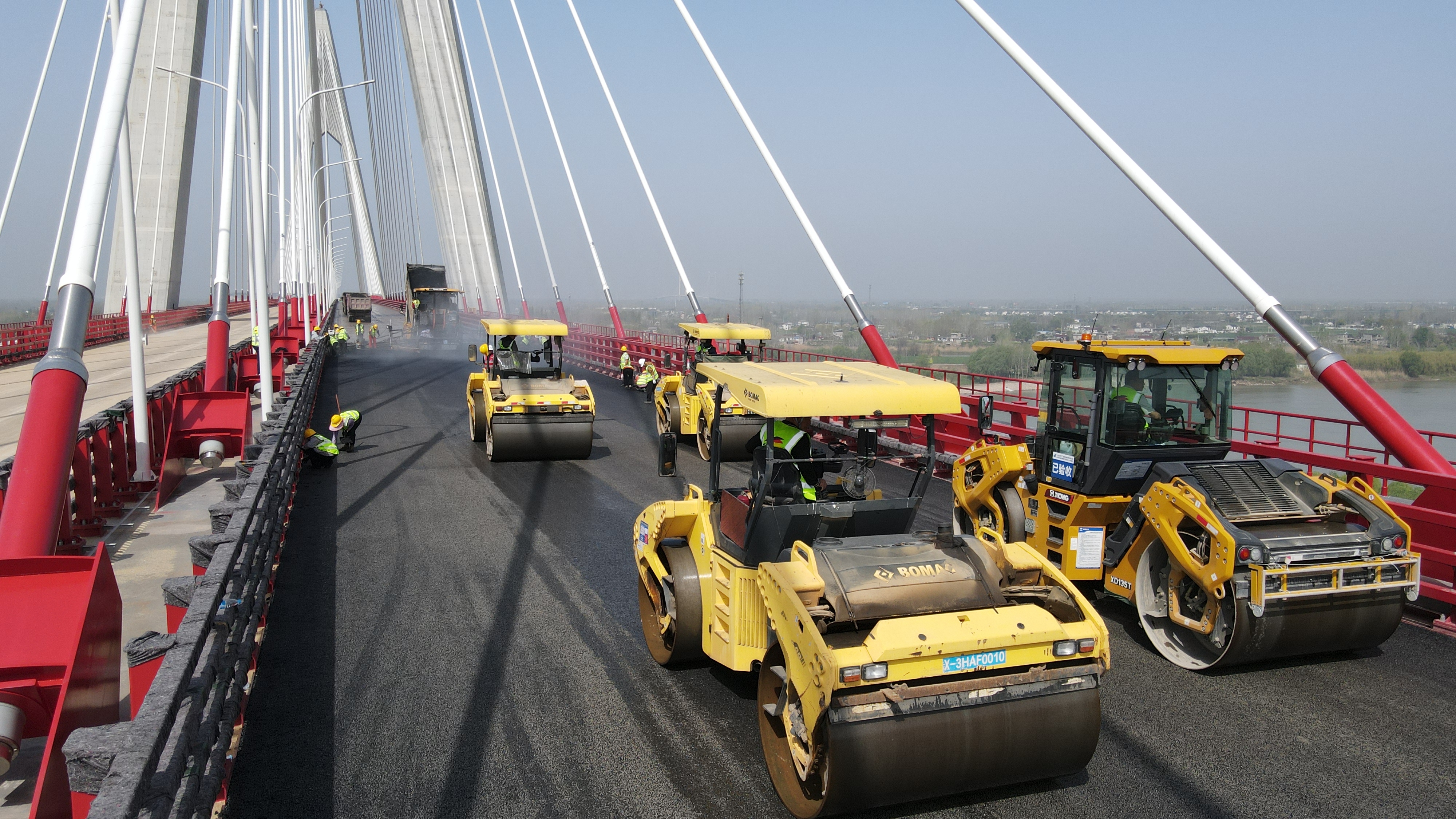 巢马城际铁路马鞍山长江公铁大桥副汊航道桥沥青铺装完成