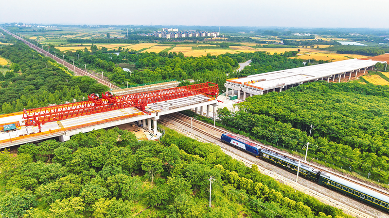 淮桐高速合肥段上跨宁西铁路箱梁全部架设完成淮桐高速合肥段上跨宁西铁路箱梁全部架设完成