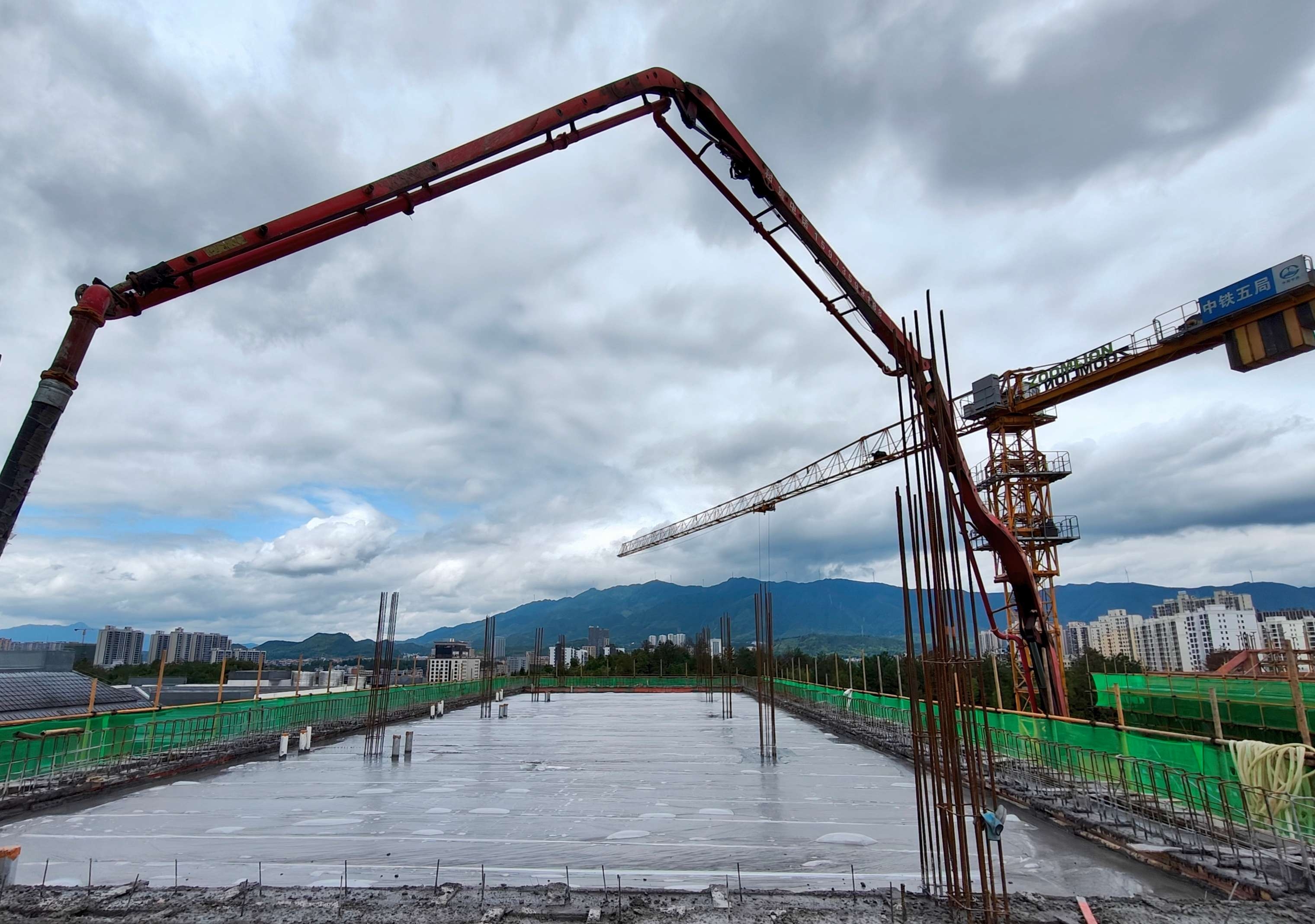 中国中铁援建汝城县一中学生宿舍楼封顶