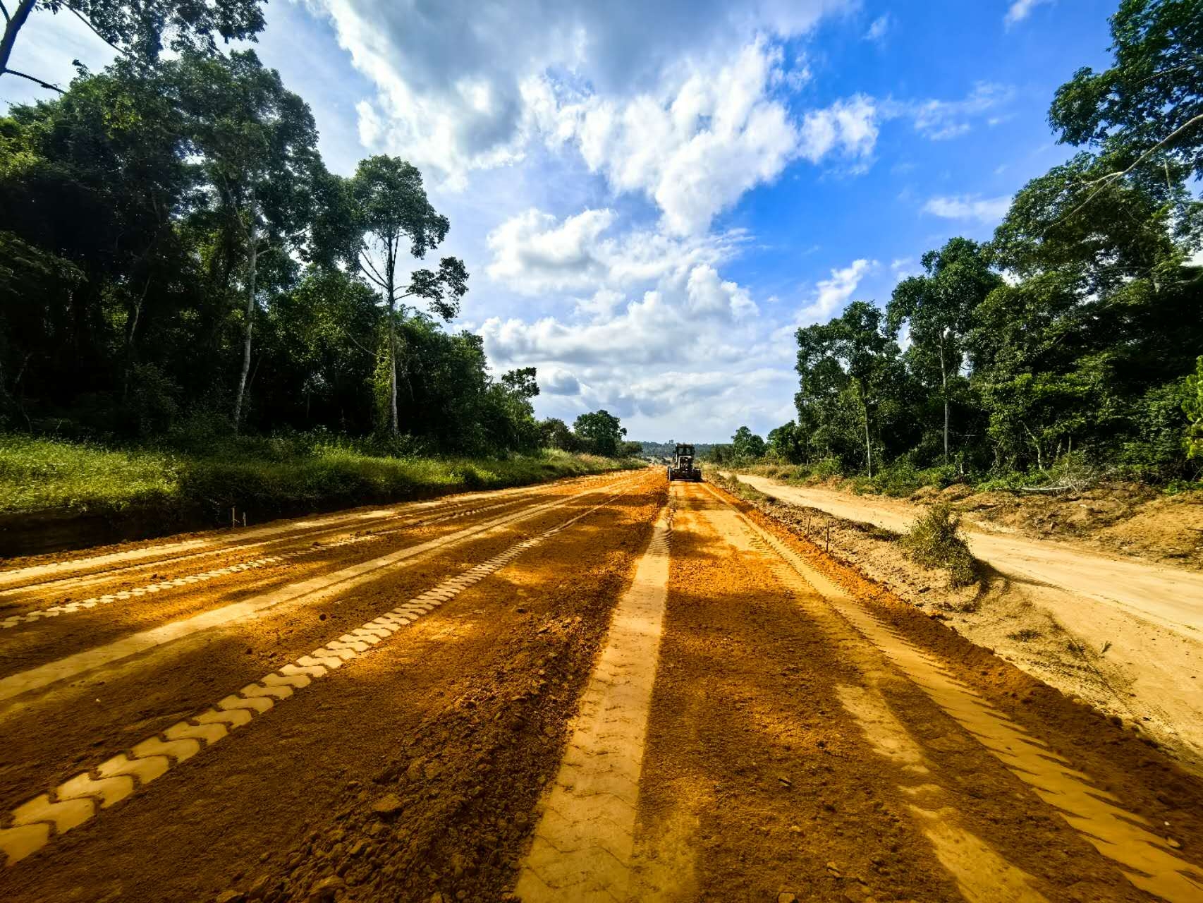 安哥拉卡宾达公路修复工程R2道路通车