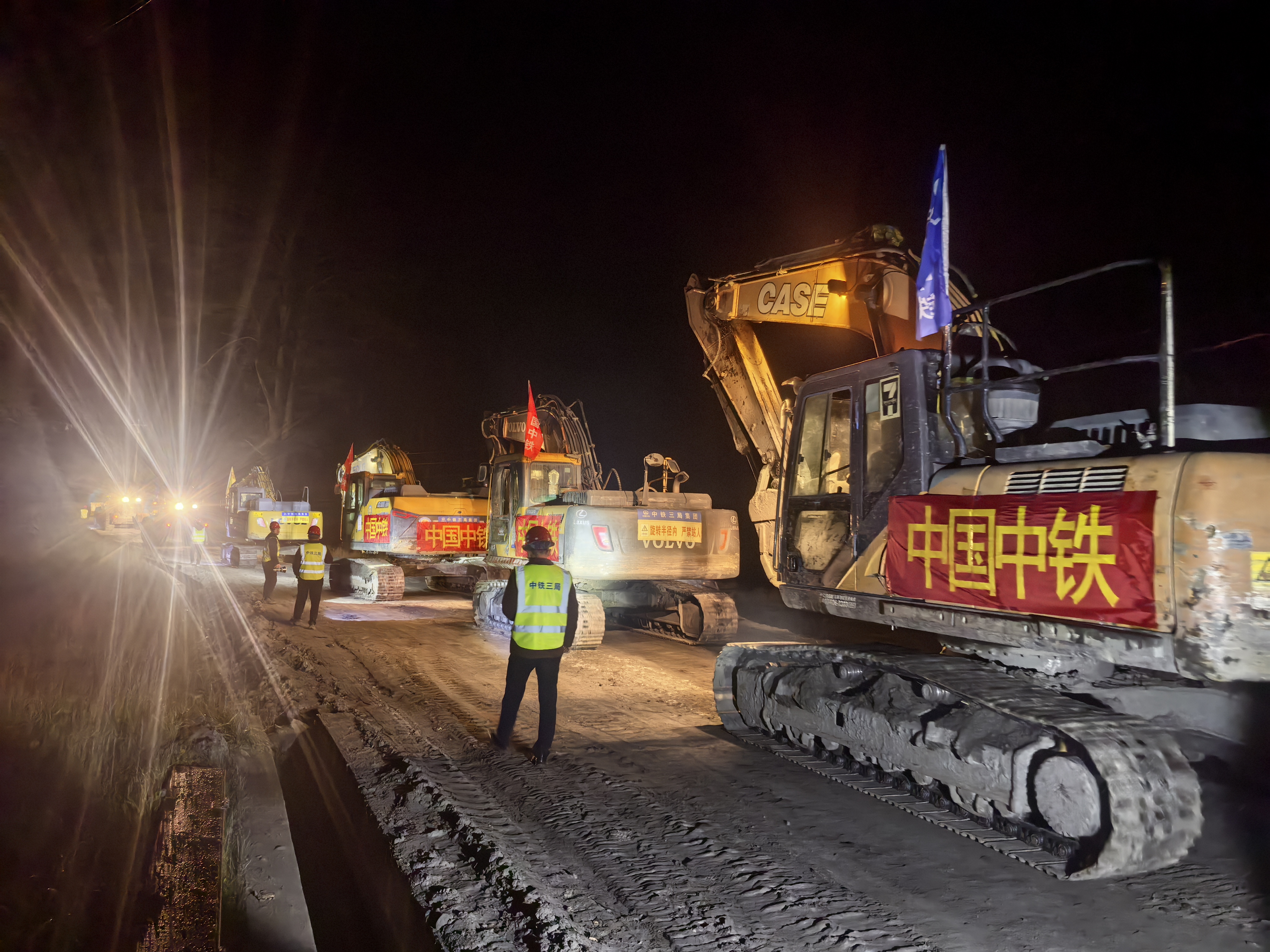 中国中铁第一批地震应急救援力量抵达西藏那曲市巴青县