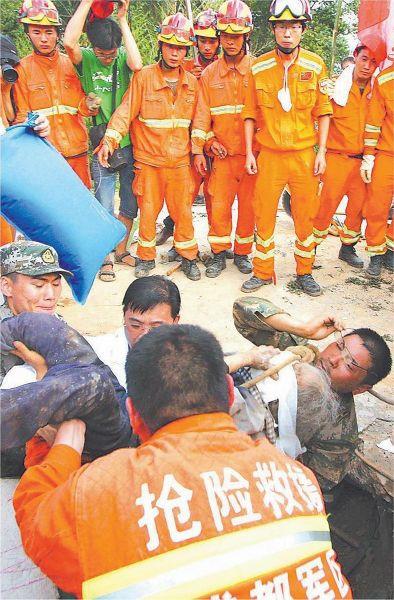 【8.03鲁甸抗震救灾】萝卜地大营救+国家应救援中国中铁二局昆明队+伍宏伟摄 - 副本 - 副本 【8.03鲁甸抗震救灾】萝卜地大营救+国家应救援中国中铁二局昆明队+伍宏伟摄 - 副本 - 副本