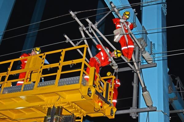 利用作业车进行设备检修