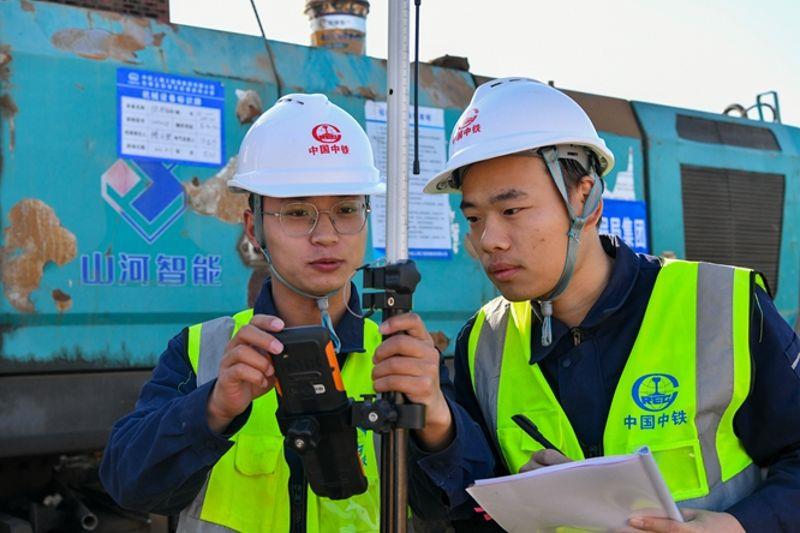 图为正在进行校正桩基护筒作业