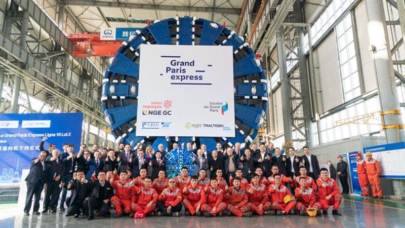 大家在出口到巴黎的盾构机前合影留念 大家在出口到巴黎的盾构机前合影留念
