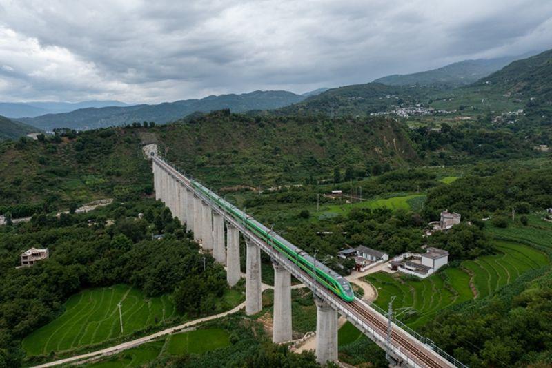 大瑞铁路记者体验专列通过中铁八局集团承建的漾濞一号特大桥 (2)