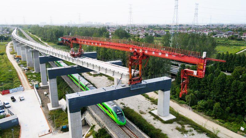 列车通过上跨架梁位置 列车通过上跨架梁位置