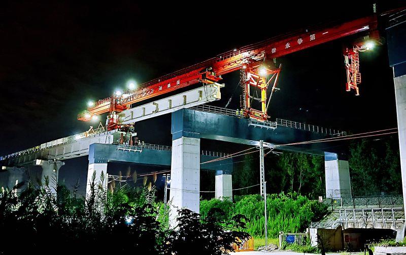 架设上跨既有线第1孔桥梁 架设上跨既有线第1孔桥梁