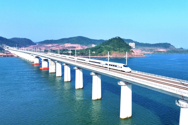 列车驶过防东铁路西湾跨海双线特大桥1_副本_副本