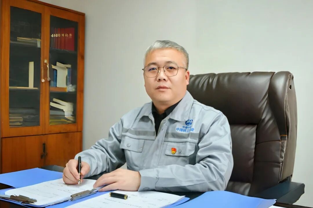 逐光而行：白发为证写担当 匠心深耕筑精品——记第九届中国中铁劳动模范王帅