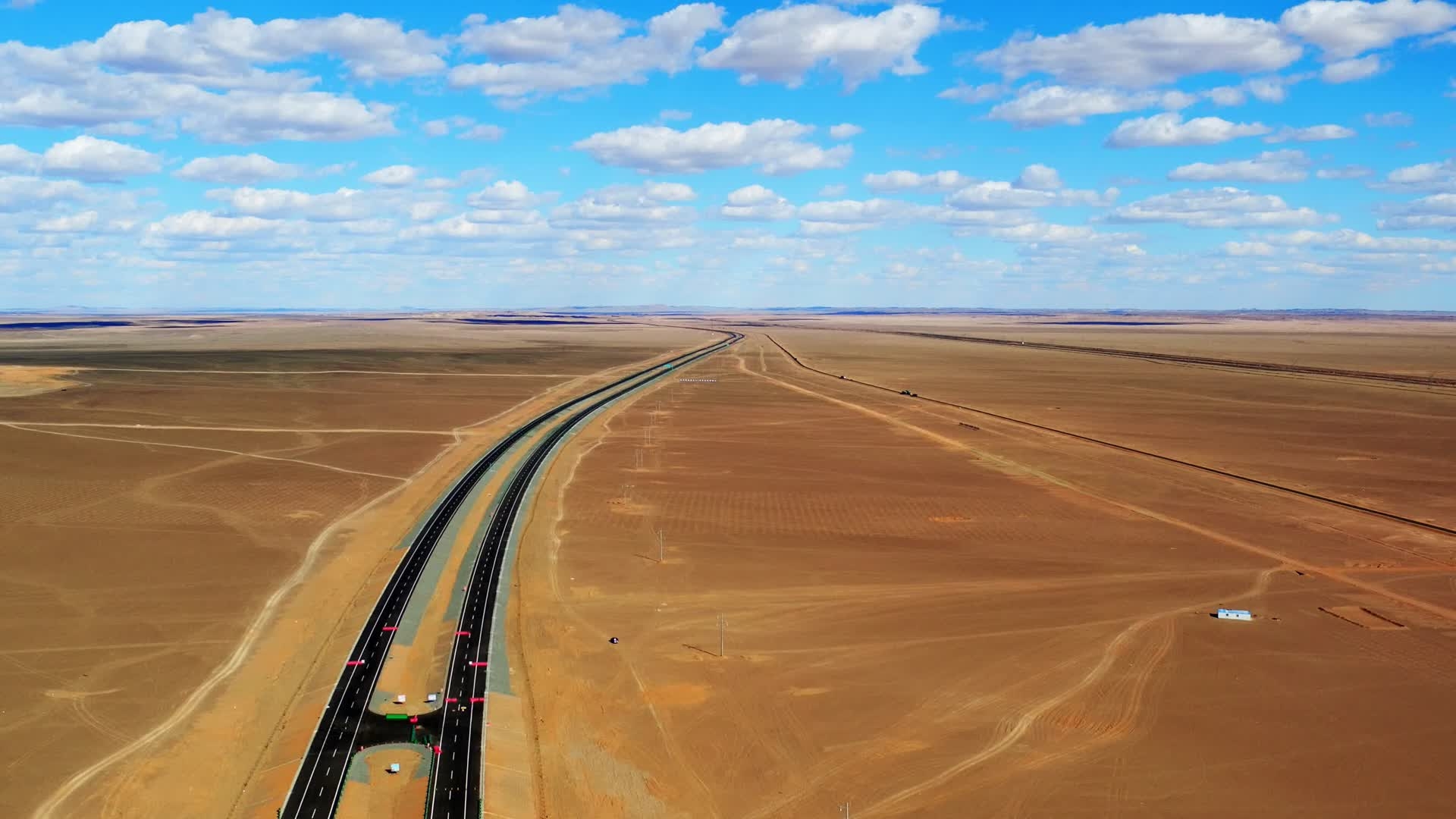 京新高速公路（世界穿越沙漠最长高速公路）