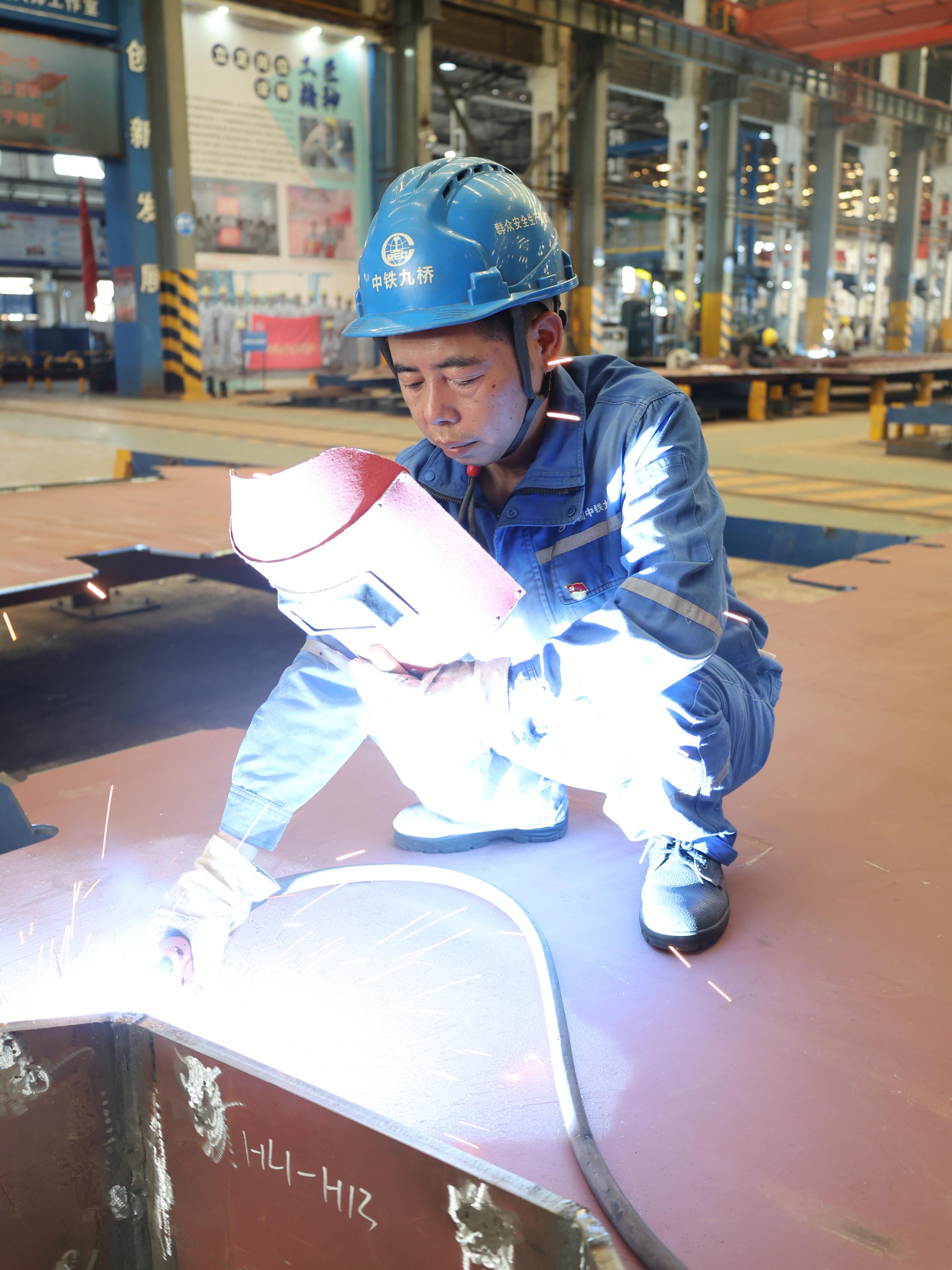 九江生产制造中心焊工在焊接厦三通道桥梁钢结构G1标钢梁.jpg