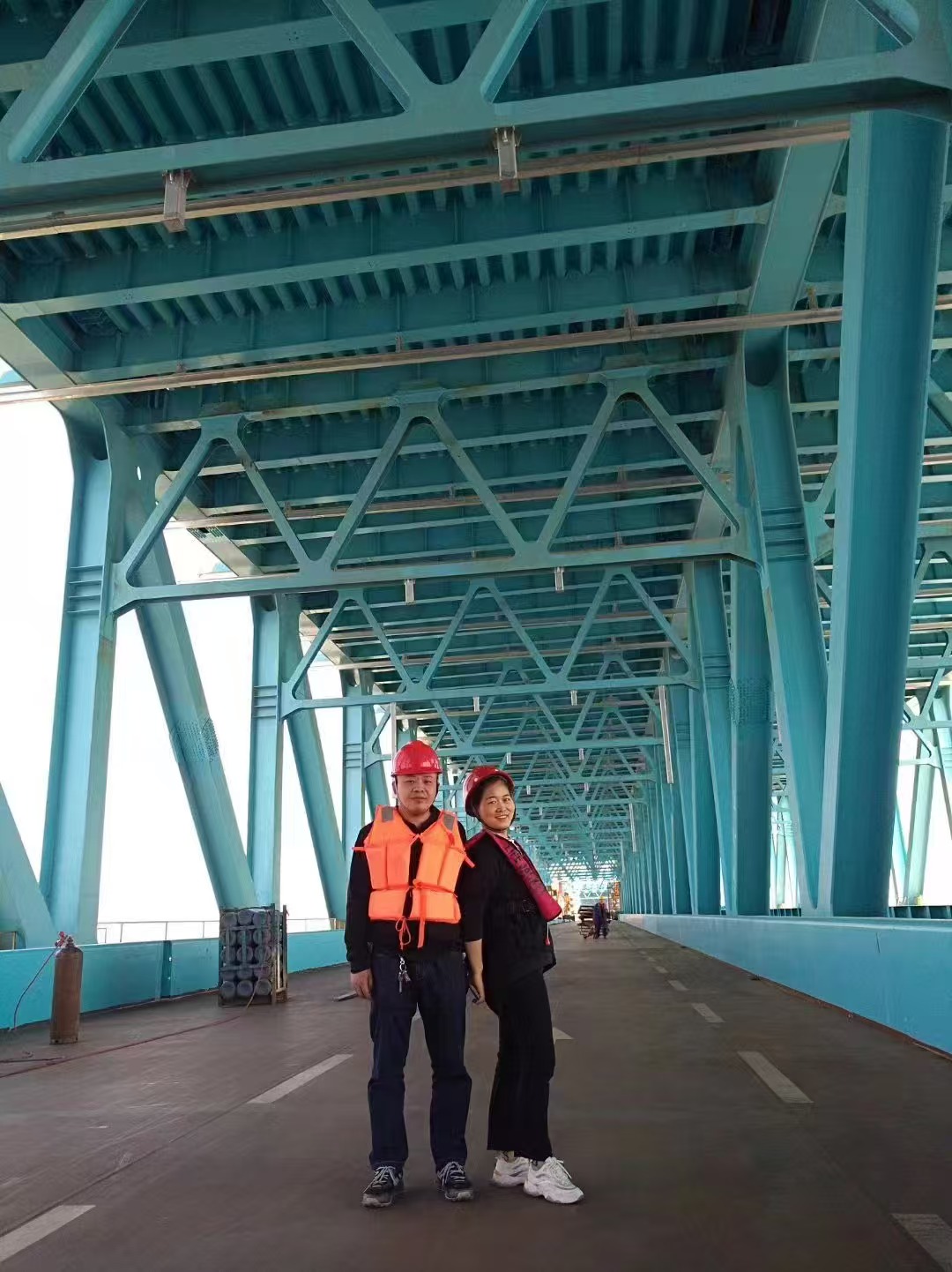在家人在沪苏通长江大桥上合影.jpg